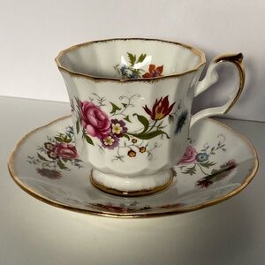 Elizabethan Fine Bone China Teacup & Saucer Roses Flowers EUC Vintage Pink gold